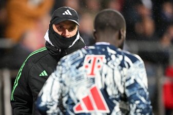 Münchens Cheftrainer Thomas Tuchel spricht mit Dayot Upamecano. Münchens Cheftrainer Thomas Tuchel spricht mit Dayot Upamecano.
