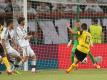 Die Dortmunder bejubeln den Auftakttreffer von Mario Götze (l). Der BVB siegt 6:0 bei Legia Warschau. Foto: Bernd Thissen