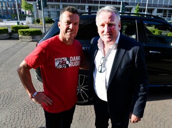Die ehemaligen Nationalmannschaftskollegen Lothar Matthäus (l) und Andreas Brehme kommen 2022 zu der Verabschiedungsgala von Rudi Völler. Die ehemaligen Nationalmannschaftskollegen Lothar Matthäus (l) und Andreas Brehme kommen 2022 zu der Verabschiedungsgala von Rudi Völler.