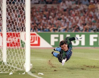 Vergeblich hechtet der argentinische Torhüter Sergio Goycoechea 1990 in die richtige Ecke. Vergeblich hechtet der argentinische Torhüter Sergio Goycoechea 1990 in die richtige Ecke.