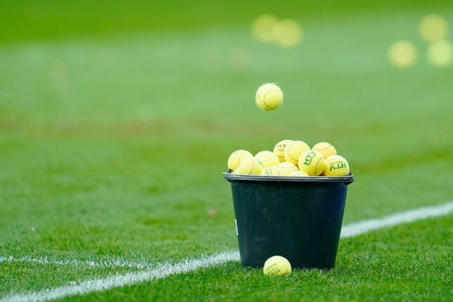 Nach den Fanprotesten könnten hunderte Tennisbälle an Kitas gespendet werden.