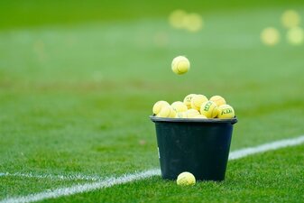 Nach den Fanprotesten könnten hunderte Tennisbälle an Kitas gespendet werden. Nach den Fanprotesten könnten hunderte Tennisbälle an Kitas gespendet werden.