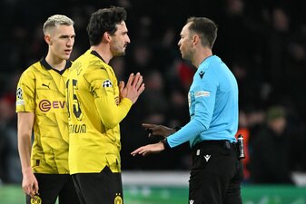 Dortmunds Mats Hummels diskutiert nach der Elfmeter-Entscheidung mit Schiedsrichter Srdjan Jovanovic. Dortmunds Mats Hummels diskutiert nach der Elfmeter-Entscheidung mit Schiedsrichter Srdjan Jovanovic.