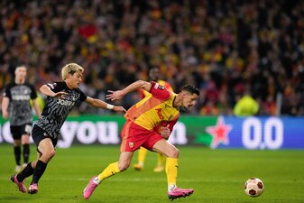 Ritsu Doan (l) und der SC Freiburg wollen gegen Lens bestehen. Ritsu Doan (l) und der SC Freiburg wollen gegen Lens bestehen.