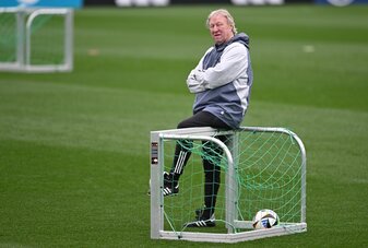 Horst Hrubesch beobachtet das Training der Frauen-Nationalmannschaft auf dem DFB-Campus. Horst Hrubesch beobachtet das Training der Frauen-Nationalmannschaft auf dem DFB-Campus.