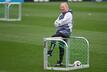 Horst Hrubesch beobachtet das Training der Frauen-Nationalmannschaft auf dem DFB-Campus.