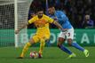 Ilkay Gündogan (l) und der FC Barcelona kamen trotz Führung nicht über ein 1:1 in Neapel hinaus.