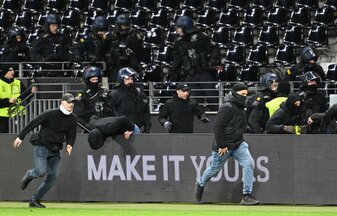 Die Polizei konnte die Eintracht-Anhänger dank starker Präsenz aufhalten und eine gewalttätige Auseinandersetzung verhindern. Die Polizei konnte die Eintracht-Anhänger dank starker Präsenz aufhalten und eine gewalttätige Auseinandersetzung verhindern.