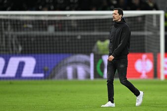 Der Cheftrainer des Fußball-Bundesligisten Eintracht Frankfurt: Dino Toppmöller läuft über das Spielfeld. Der Cheftrainer des Fußball-Bundesligisten Eintracht Frankfurt: Dino Toppmöller läuft über das Spielfeld.