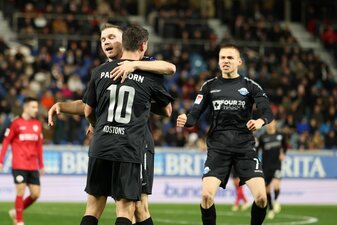Foto: Paderborn bleibt im Aufstiegskampf dran: 2:1 beim SV Wehen