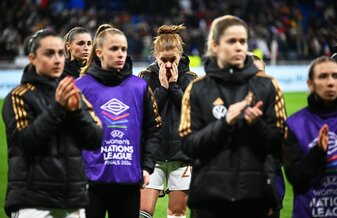 Die deutschen Fußballerinnen waren nach der Niederlage in Frankreich schwer enttäuscht. Die deutschen Fußballerinnen waren nach der Niederlage in Frankreich schwer enttäuscht.