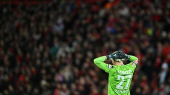 Der Mainzer Torhüter Robin Zentner hat einen harmlosen Weitschuss zunächst durch die Hände gleiten lassen und sich dann selbst ins Netz geboxt.