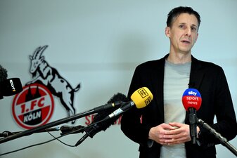 Köln-Manager Christian Keller spricht sich nach den Spielunterbrechungen für Straffreiheit aus. Köln-Manager Christian Keller spricht sich nach den Spielunterbrechungen für Straffreiheit aus.