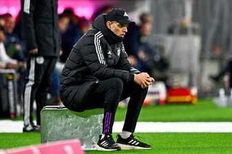 Bayern-Trainer Thomas Tuchel sitzt während der Partie gegen RB Leipzig auf einem Aluminiumkoffer. Bayern-Trainer Thomas Tuchel sitzt während der Partie gegen RB Leipzig auf einem Aluminiumkoffer.