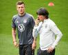 Löw warnt nach der Comeback-Ankündigung von Toni Kroos vor möglichen hierarchischen Problemen in der Nationalmannschaft.