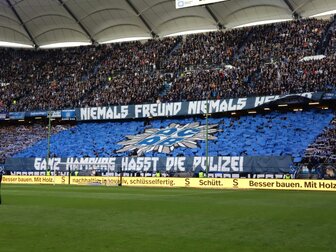 Choreo: HSV-Fans kritisieren Polizeieinsatz scharf Choreo: HSV-Fans kritisieren Polizeieinsatz scharf