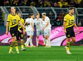 Dortmunds Nico Schlotterbeck, Marcel Sabitzer und Niclas Füllkrug (l-r) reagieren nach dem 2:2. Dortmunds Nico Schlotterbeck, Marcel Sabitzer und Niclas Füllkrug (l-r) reagieren nach dem 2:2.