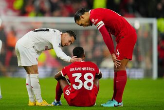 Der niederländische Nationalspieler Ryan Gravenberch (M.) erlitt eine Bänderverletzung.