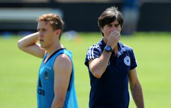 Der damalige Bundestrainer Joachim Löw (r) und Max Kruse. Der damalige Bundestrainer Joachim Löw (r) und Max Kruse.