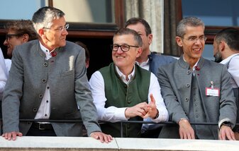 Jan-Christian Dreesen (M) und Michael Diederich (r) werden gemeinsam mit Max Eberl den verkleinerten FCB-Vorstand bilden. Jan-Christian Dreesen (M) und Michael Diederich (r) werden gemeinsam mit Max Eberl den verkleinerten FCB-Vorstand bilden.