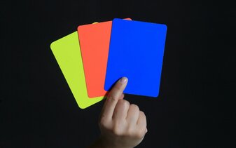 Mit der Blauen Karte soll gegen Spieler eine Zeitstrafe verhängt werden. Mit der Blauen Karte soll gegen Spieler eine Zeitstrafe verhängt werden.