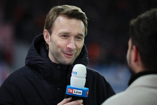 Leverkusens Geschäftsführer Simon Rolfes geht entspannt mit den Spekulationen um seinen Chefcoach Xabi Alonso um.