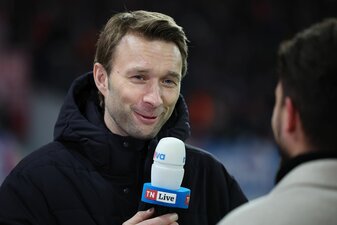 Leverkusens Geschäftsführer Simon Rolfes geht entspannt mit den Spekulationen um seinen Chefcoach Xabi Alonso um. Leverkusens Geschäftsführer Simon Rolfes geht entspannt mit den Spekulationen um seinen Chefcoach Xabi Alonso um.