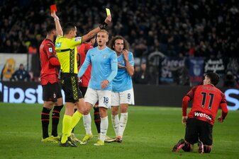Schiedsrichter Marco di Bello zeigt Matteo Guendouzi (Hintergrund) von Lazio Rom die Rote Karte und Christian Pulisic vom AC Mailand die Gelbe Karte. Schiedsrichter Marco di Bello zeigt Matteo Guendouzi (Hintergrund) von Lazio Rom die Rote Karte und Christian Pulisic vom AC Mailand die Gelbe Karte.