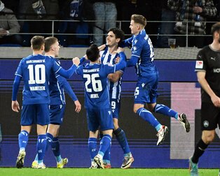 Die Karlsruher bejubeln den Treffer von Igor Matanovic (M, 9) zum 1:0. Die Karlsruher bejubeln den Treffer von Igor Matanovic (M, 9) zum 1:0.