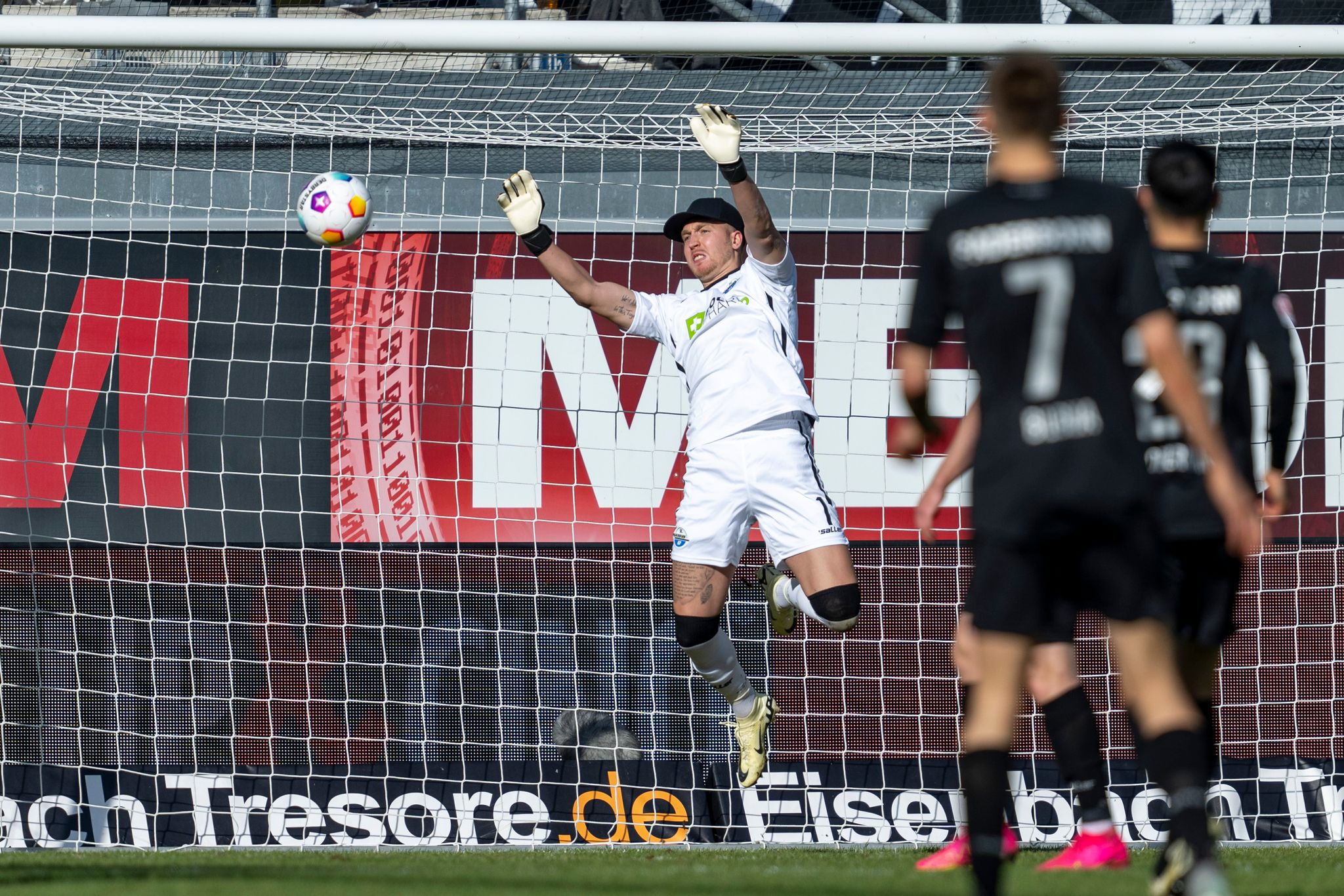 Paderborns Torwart Pelle Boevink pariert einen Schuss.
