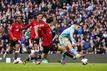 Citys Phil Foden (r) trifft zum zwischenzeitlichen 2:1 gegen Manchester United.