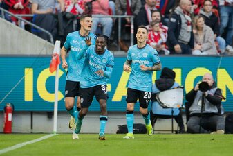 Jeremie Frimpong (M) brachte Bayer Leverkusen mit seinem Tor gegen den 1. FC Köln auf die Siegerstraße. Jeremie Frimpong (M) brachte Bayer Leverkusen mit seinem Tor gegen den 1. FC Köln auf die Siegerstraße.