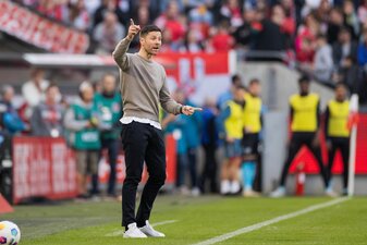 Leverkusens Trainer Xabi Alonso führt mit seinem Team die Tabelle der Bundesliga souverän an. Leverkusens Trainer Xabi Alonso führt mit seinem Team die Tabelle der Bundesliga souverän an.