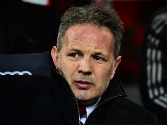 Sinisa Mihajlovic macht sich über seinen Stürmer lustig (Quelle: SID-IMAGES) Sinisa Mihajlovic macht sich über seinen Stürmer lustig (Quelle: SID-IMAGES)