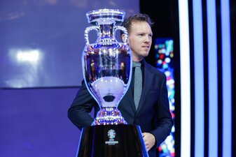 Bundestrainer Julian Nagelsmann mit dem EM-Pokal bei der Gruppenauslosung. Bundestrainer Julian Nagelsmann mit dem EM-Pokal bei der Gruppenauslosung.