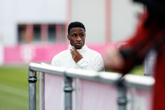 Bouna Sarr betritt den Trainingsplatz an der Säbener Straße. Bouna Sarr betritt den Trainingsplatz an der Säbener Straße.