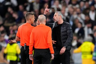 Leipzigs Trainer Marco Rose (r) war mit der Leistung der Unparteiischen nicht zufrieden. Leipzigs Trainer Marco Rose (r) war mit der Leistung der Unparteiischen nicht zufrieden.