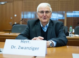 Theo Zwanziger sitzt auf der Anklagebank im Landgericht in Frankfurt. Theo Zwanziger sitzt auf der Anklagebank im Landgericht in Frankfurt.