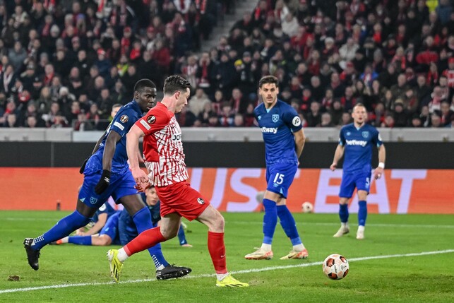 Sorgt hier für das Tor des Tages für den SC Freiburg: Michael Gregoritsch beim Abschluss.