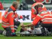 Sanitäter mussten Augsburgs Dominik Kohr verletzt vom Platz tragen. Foto: Stefan Puchner