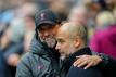 Jürgen Klopp (l) und Pep Guardiola treffen zum 16. Mal in Englands höchster Spielklasse aufeinander.