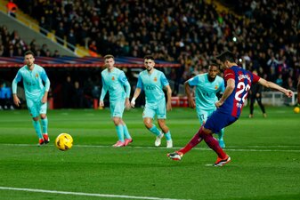 Barcelonas Ilkay Gündogan (r) verschoss in der ersten Halbzeit einen Elfmeter. Barcelonas Ilkay Gündogan (r) verschoss in der ersten Halbzeit einen Elfmeter.