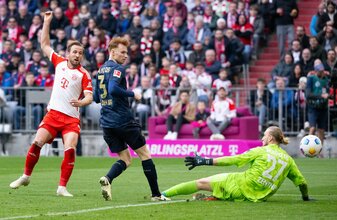 Bayerns Harry Kane (l) erzielte beim Sieg gegen Mainz drei Tore. Bayerns Harry Kane (l) erzielte beim Sieg gegen Mainz drei Tore.