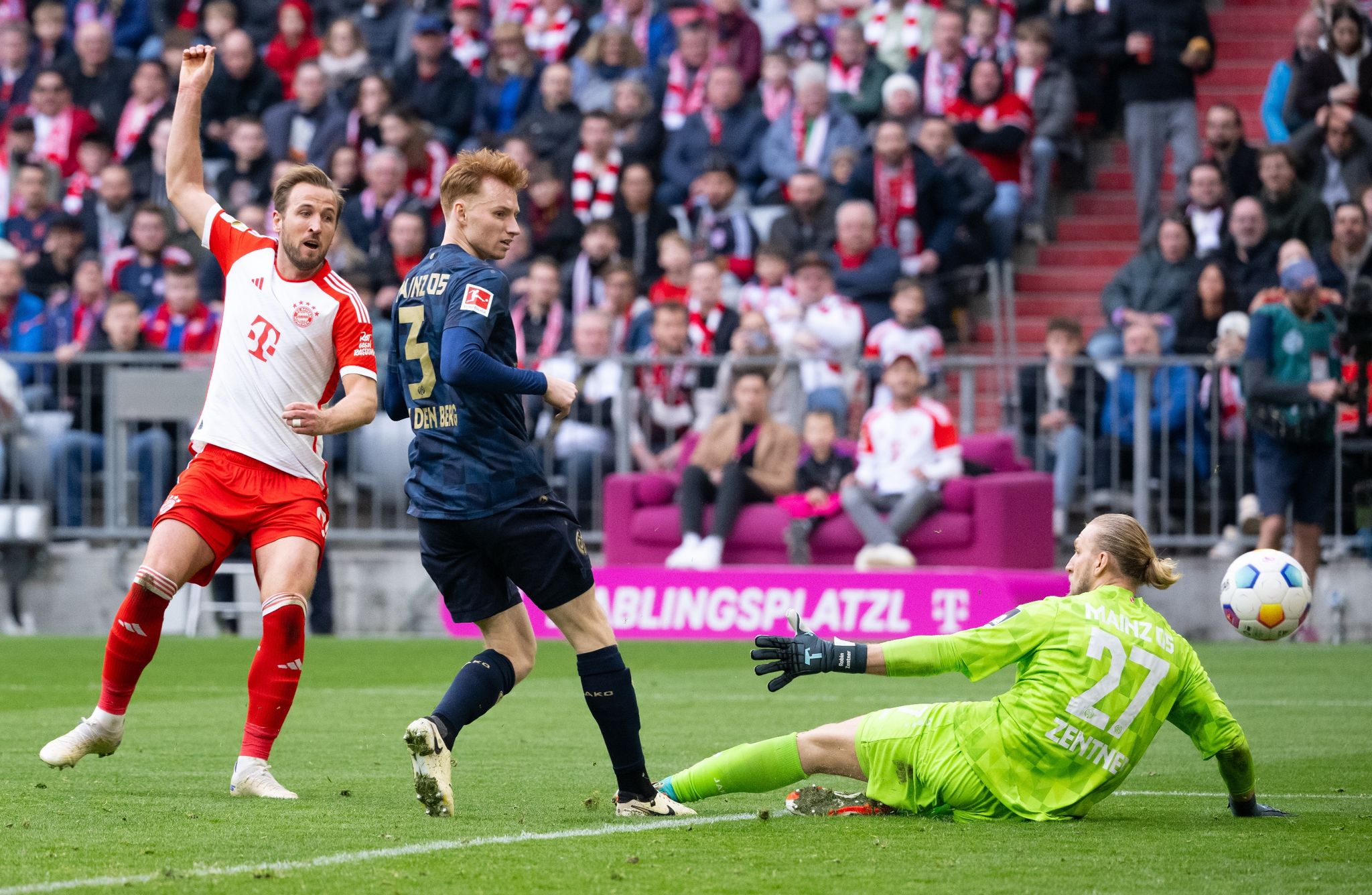 Bayerns Harry Kane (l) erzielte beim Sieg gegen Mainz drei Tore.