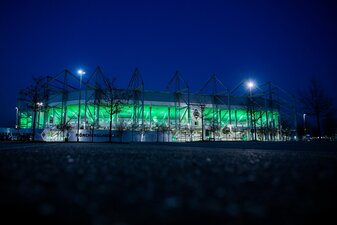 Mehr als 100 Kölner Anhänger kamen am Vorabend des Derbys zu einem Eingang des Borussia-Parks in Mönchengladbach. Mehr als 100 Kölner Anhänger kamen am Vorabend des Derbys zu einem Eingang des Borussia-Parks in Mönchengladbach.