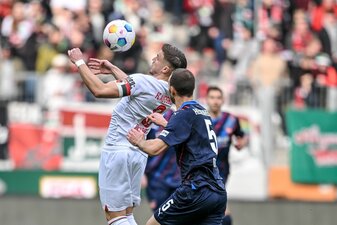 Augsburgs Ermedin Demirovic (l) hat mit seinen 14 Saisontoren und neun Torvorlagen viel Interesse größerer Vereine auf sich gezogen. Augsburgs Ermedin Demirovic (l) hat mit seinen 14 Saisontoren und neun Torvorlagen viel Interesse größerer Vereine auf sich gezogen.