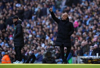 Manchester-Trainer Pep Guardiola und Liverpool-Trainer Jürgen Klopp stehen am Spielfeldrand. Manchester-Trainer Pep Guardiola und Liverpool-Trainer Jürgen Klopp stehen am Spielfeldrand.