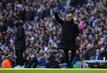 Manchester-Trainer Pep Guardiola und Liverpool-Trainer Jürgen Klopp stehen am Spielfeldrand.