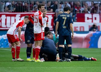 Der Mainzer Josuha Guilavogui musste auf dem Spielfeld behandelt werden. Der Mainzer Josuha Guilavogui musste auf dem Spielfeld behandelt werden.