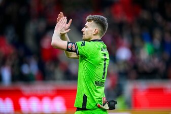 Leverkusens Torwart Lukas Hradecky bedankt sich nach dem Spiel bei den Fans. Leverkusens Torwart Lukas Hradecky bedankt sich nach dem Spiel bei den Fans.